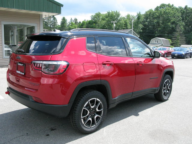 Used 2025 Jeep Compass Trailhawk AWD/4WD image 4