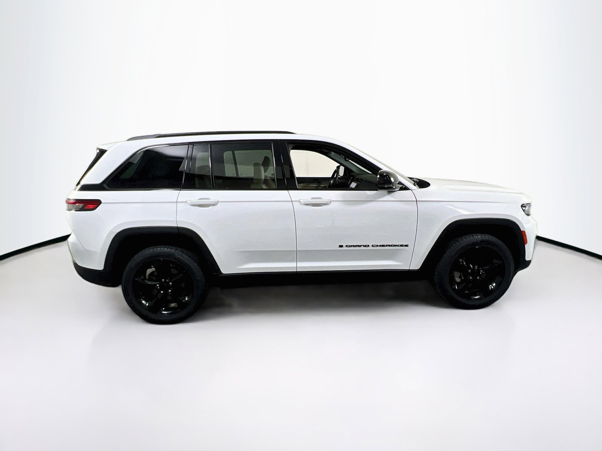 Used 2023 Jeep Grand Cherokee Limited w/ Black Appearance Package AWD/4WD image 4