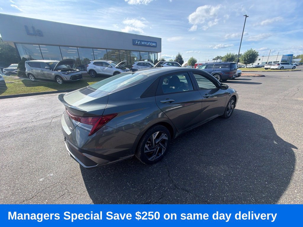 Certified 2025 Hyundai Elantra SEL w/ Cargo Package FWD image 4