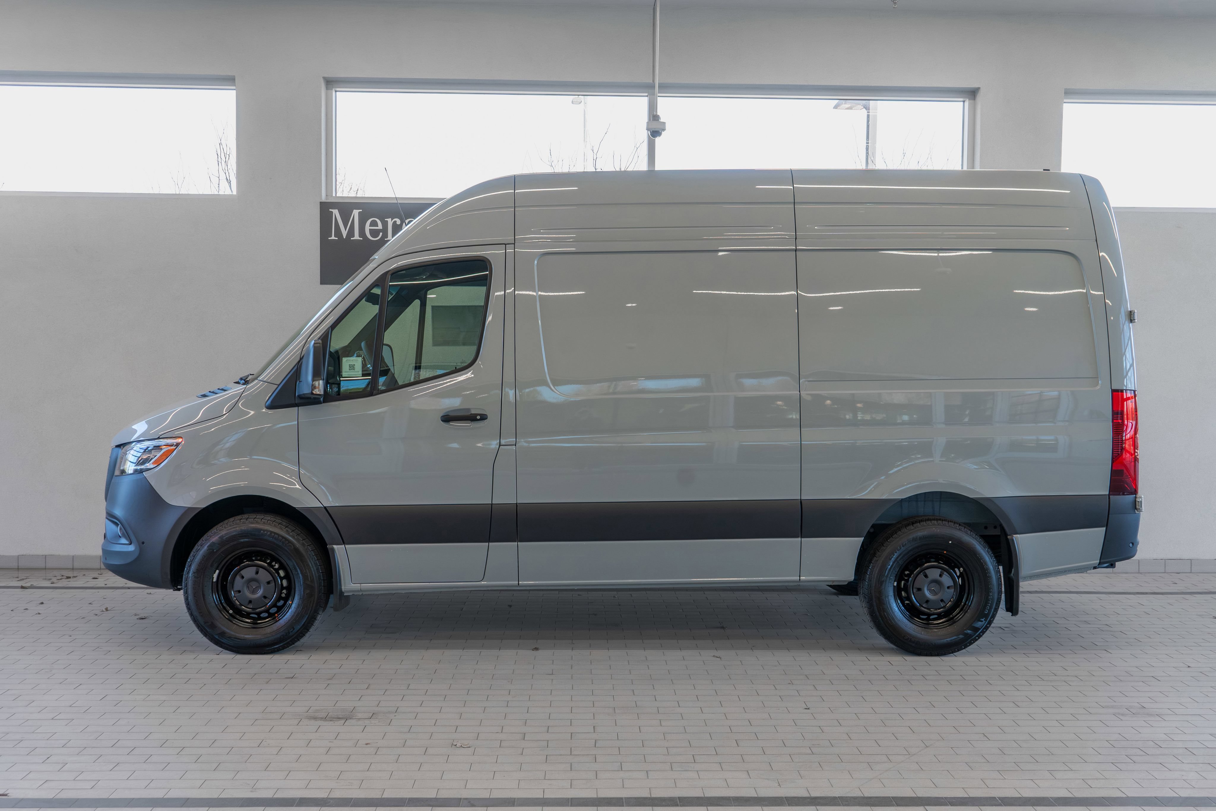Used 2025 Mercedes-Benz Sprinter 2500 image 2