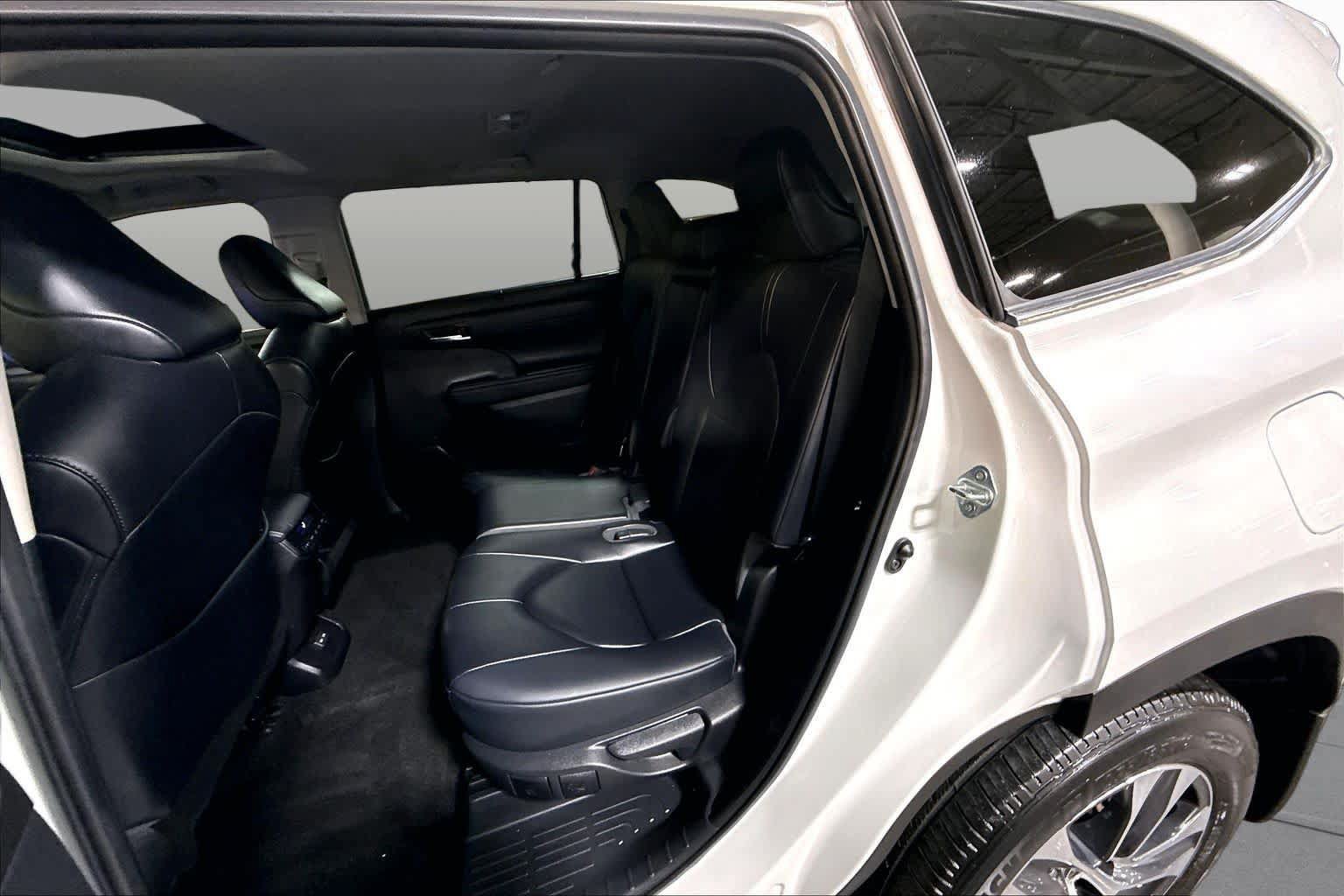 Used 2023 Toyota Highlander XLE AWD/4WD image 21