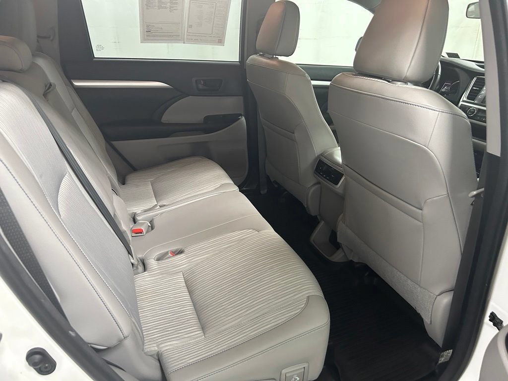 Used 2018 Toyota Highlander Plus AWD/4WD image 14