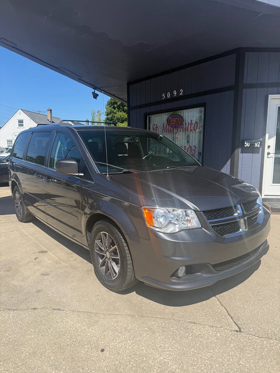 Used 2017 Dodge Grand Caravan SXT FWD image 1