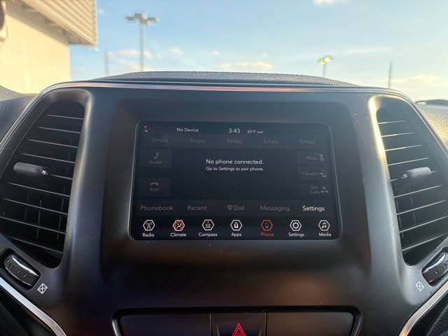 Used 2019 Jeep Cherokee Latitude w/ Popular Appearance Group image 18