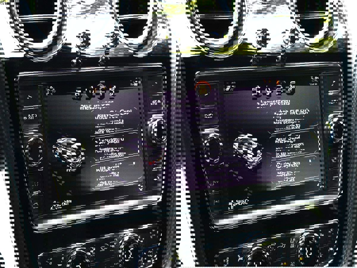 Used 2020 Bentley Bentayga Design Series image 49