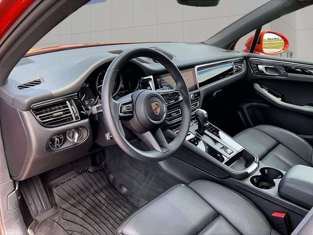 Certified 2025 Porsche Macan AWD/4WD image 4