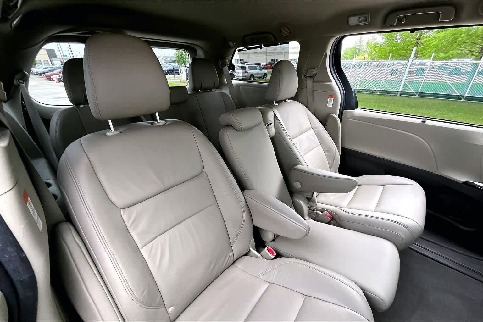 Used 2020 Toyota Sienna XLE Premium FWD image 19