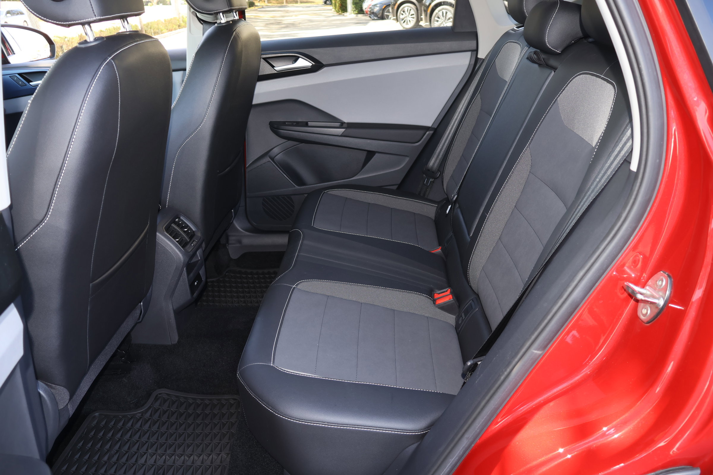 Used 2023 Volkswagen Taos SE w/ Black Wheel Package image 16