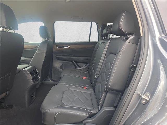 Used 2025 Volkswagen Atlas SE AWD/4WD image 17