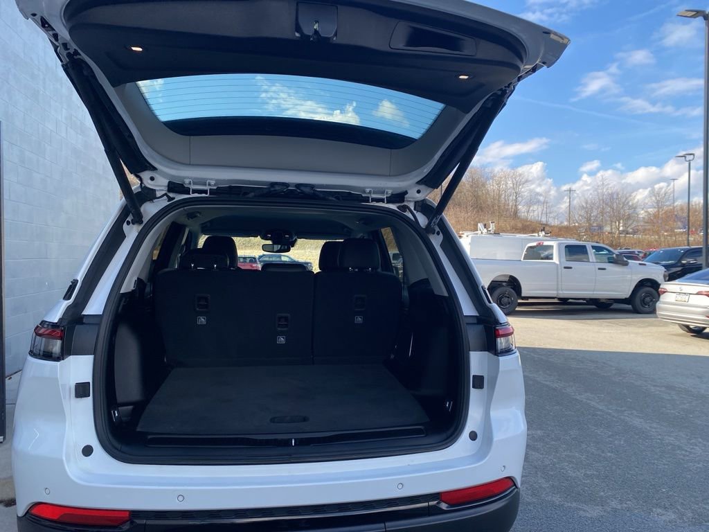 Used 2023 Jeep Grand Cherokee Limited w/ Black Appearance Package image 13