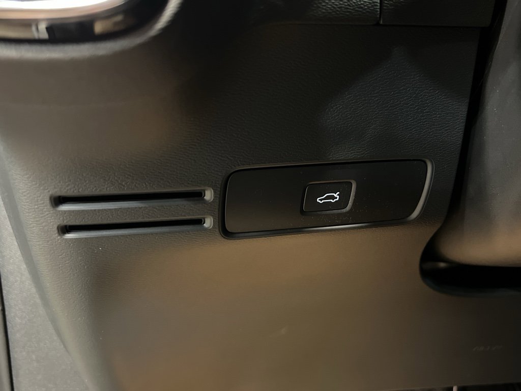 Used 2025 Volvo XC40 B5 Plus image 13