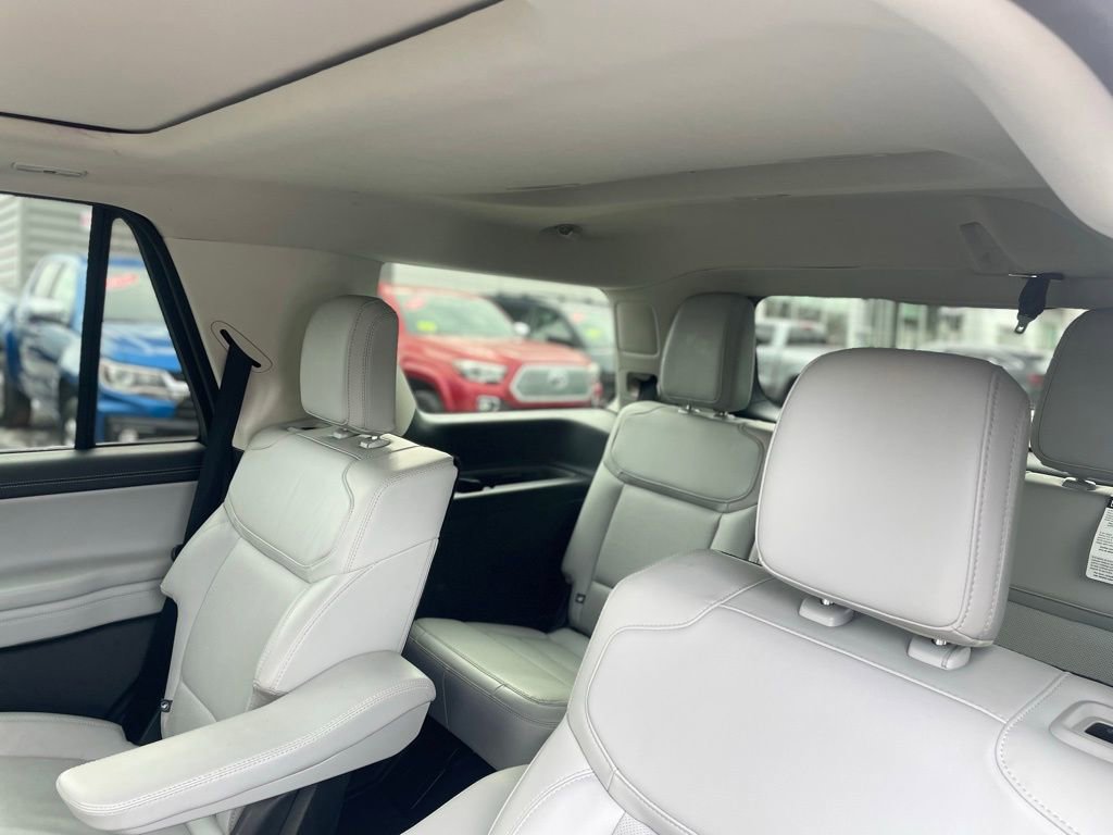 Used 2025 Ford Expedition Platinum image 12
