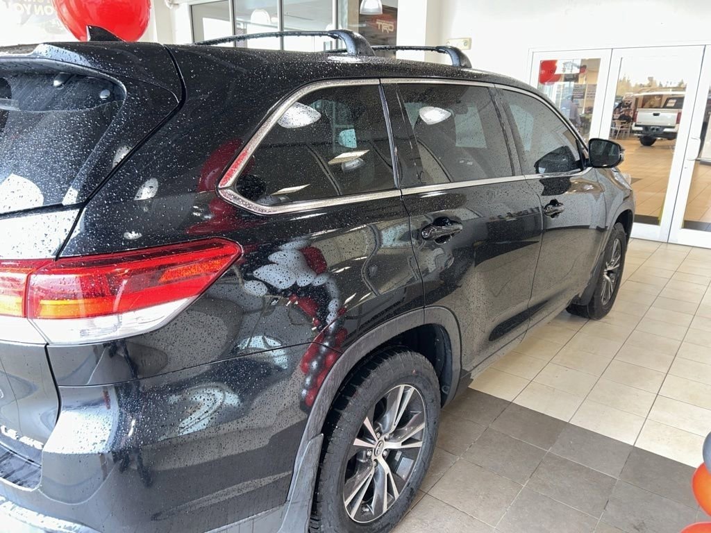 Used 2017 Toyota Highlander Plus AWD/4WD image 2