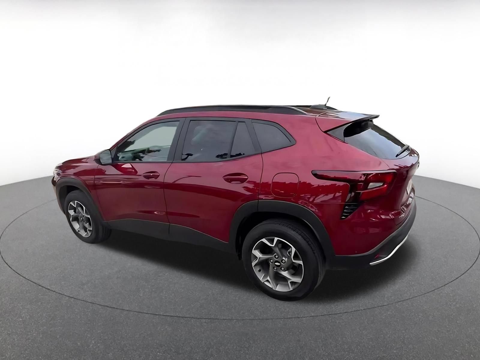 Used 2025 Chevrolet Trax LT w/ LT Convenience Package FWD image 9