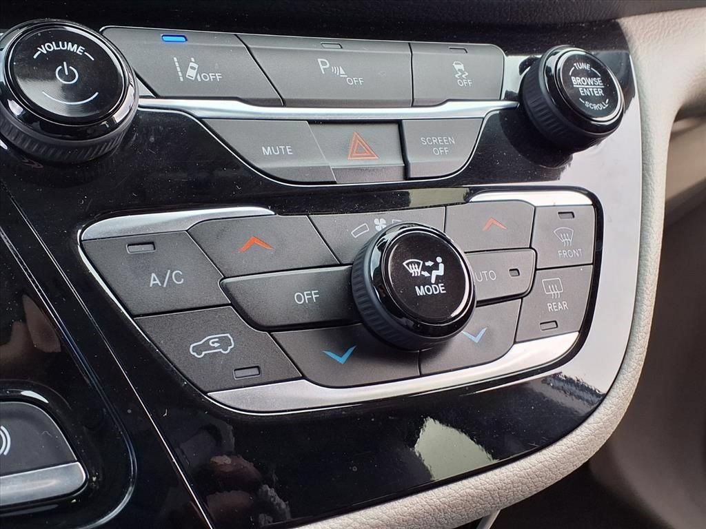 Used 2023 Chrysler Pacifica Touring-L FWD image 23