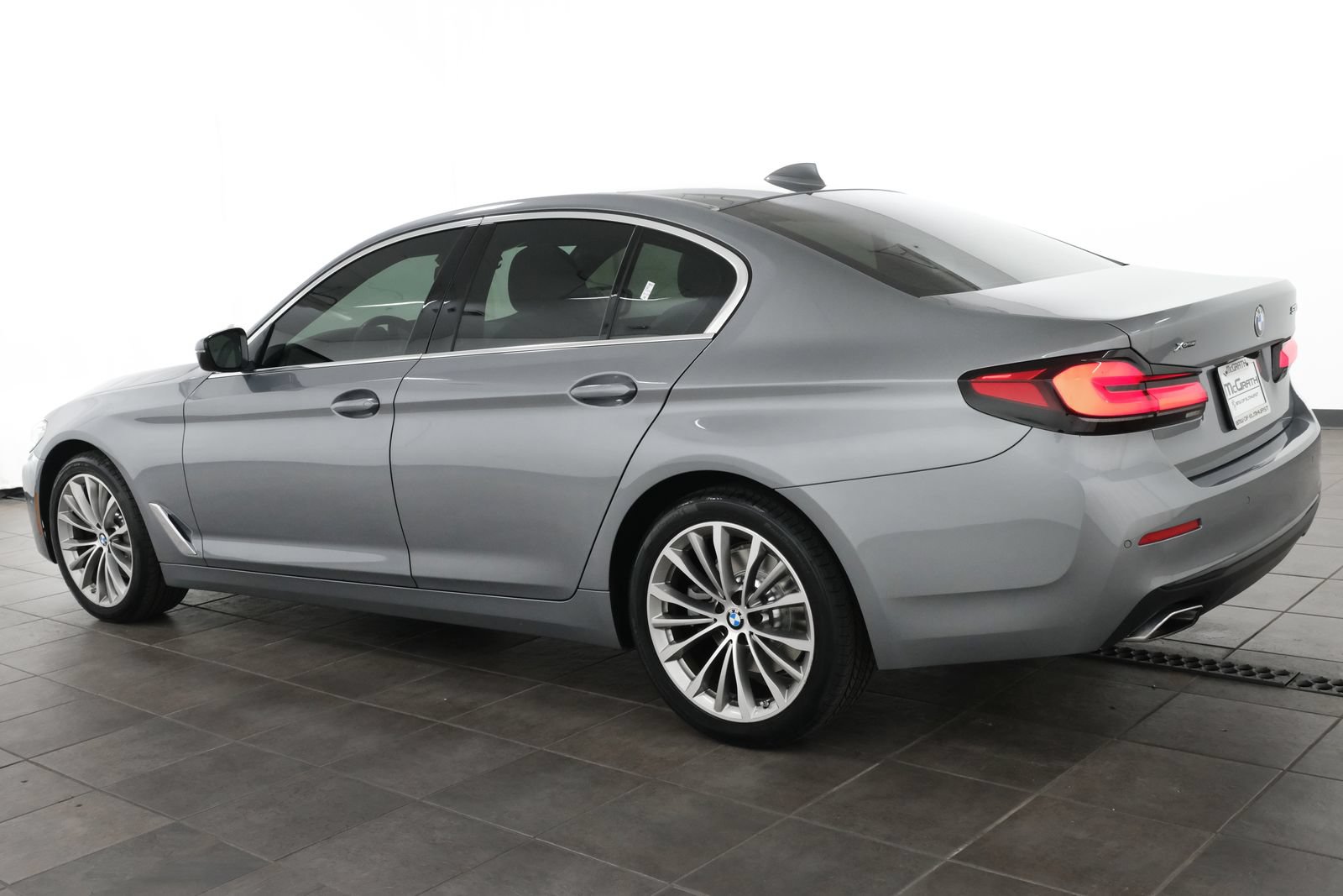 Used 2023 BMW 530i xDrive w/ Premium Package AWD/4WD image 3