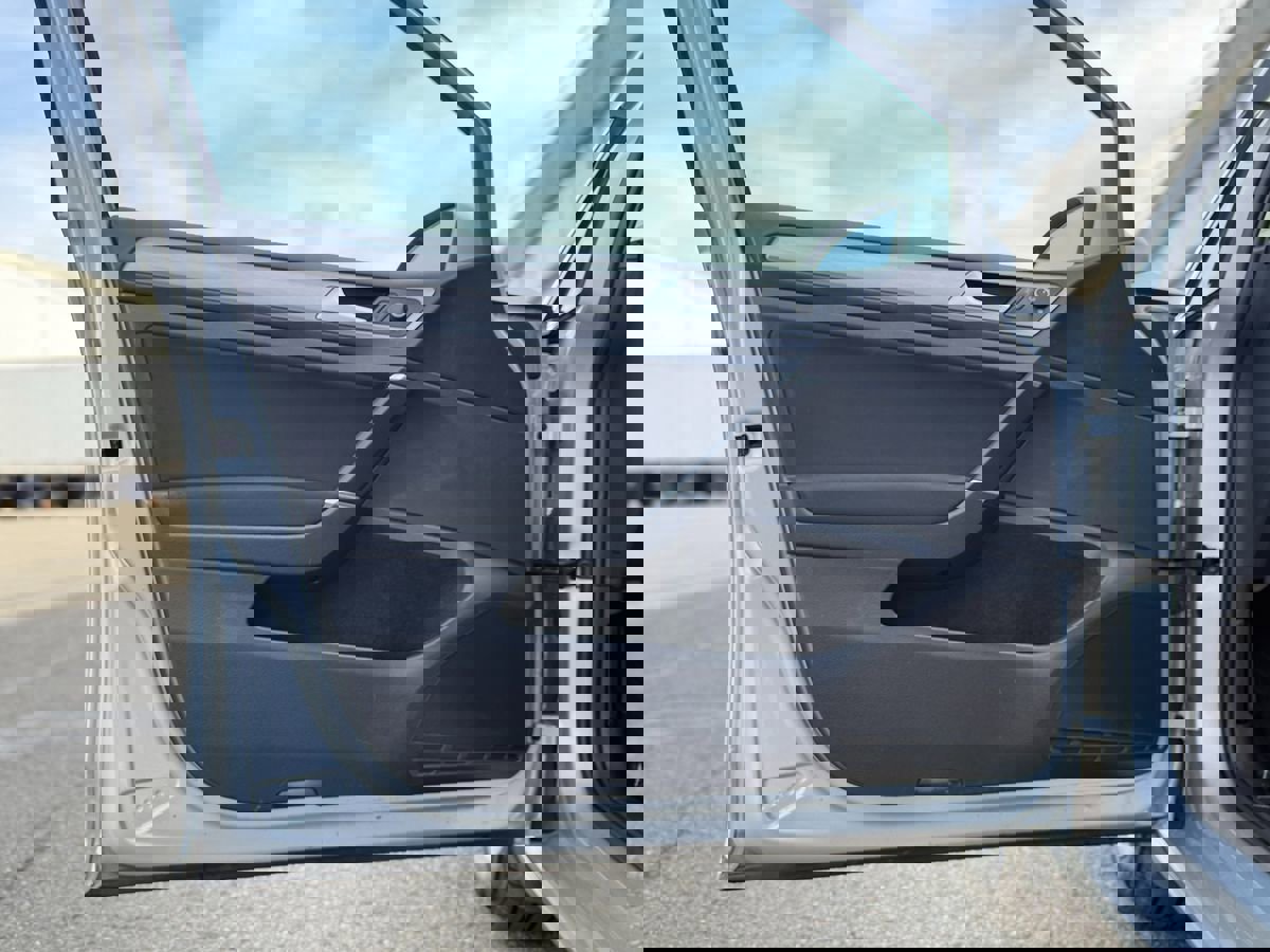 Used 2017 Volkswagen Golf S image 14