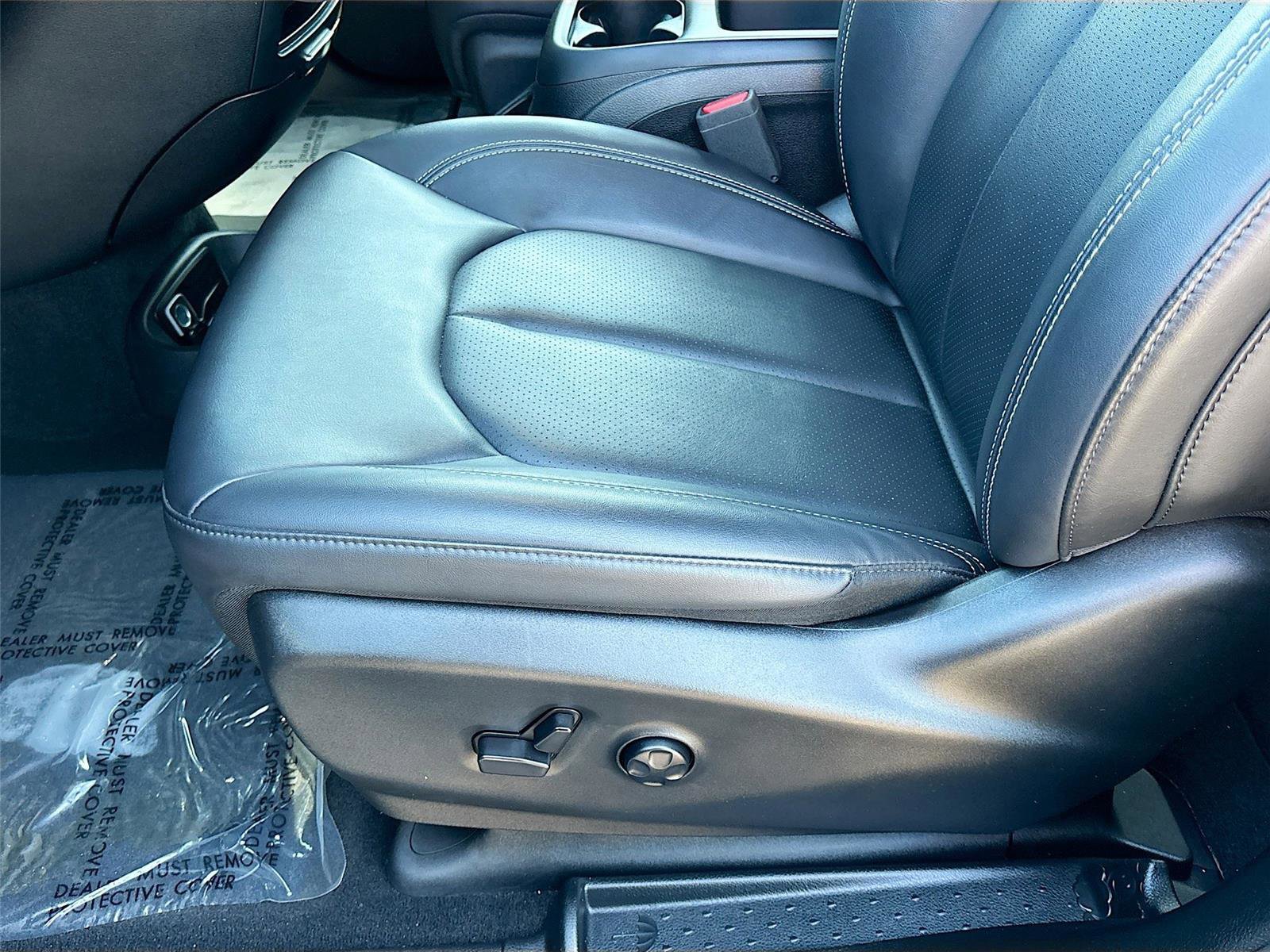 Used 2025 Chrysler Pacifica Select FWD image 18
