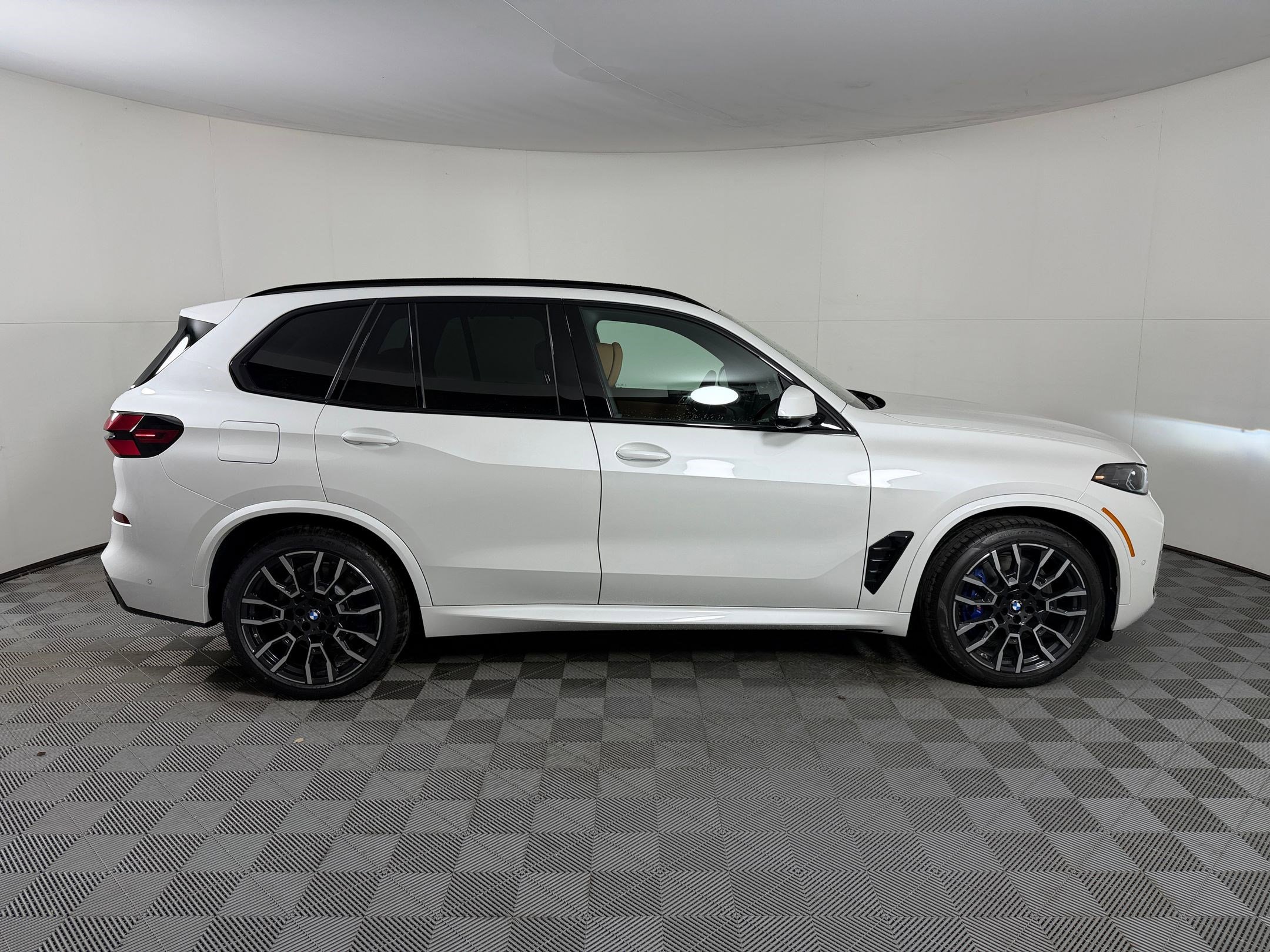 New 2026 BMW X5 xDrive50e w/ Executive Package AWD/4WD image 8