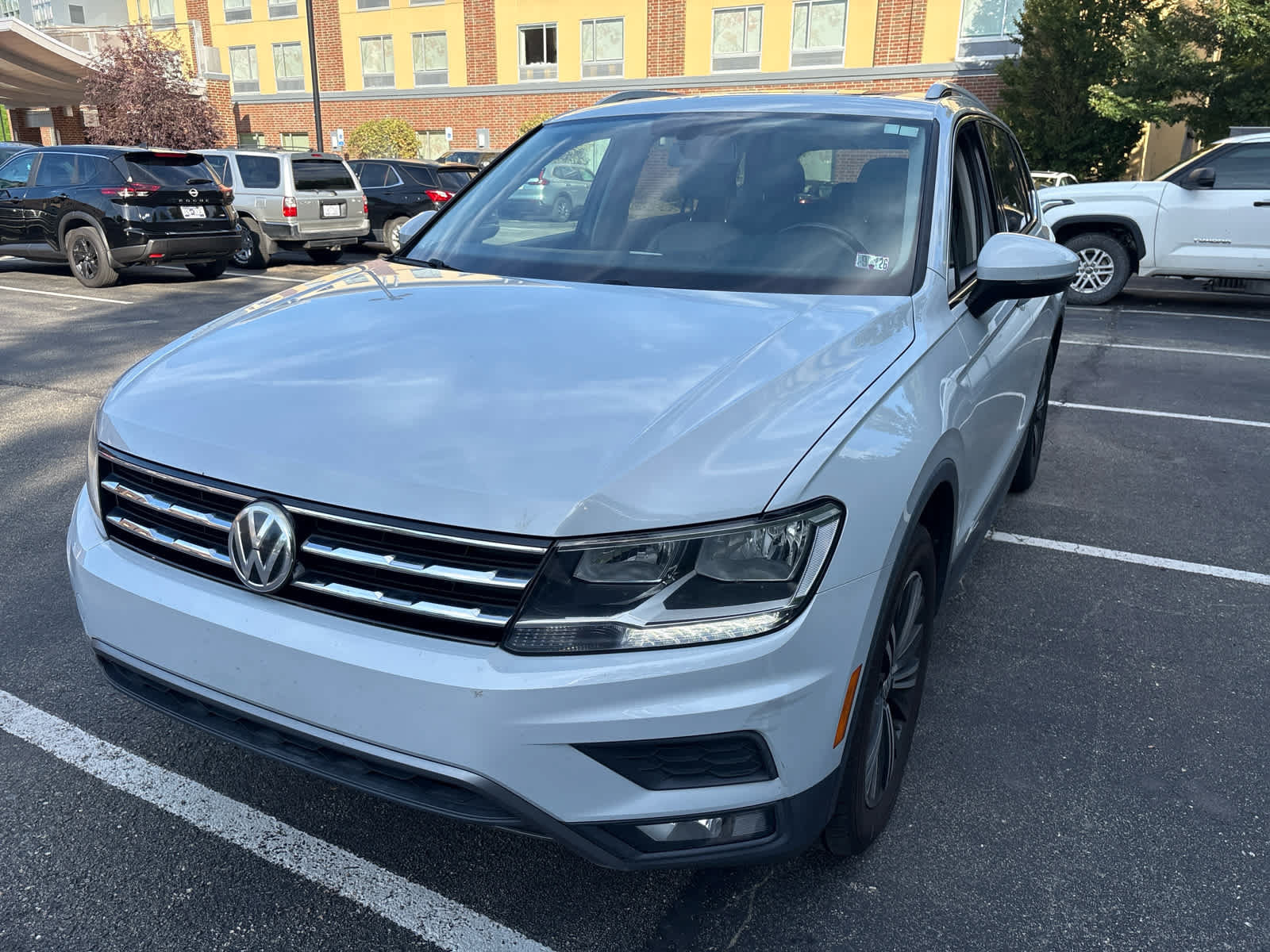 Used 2018 Volkswagen Tiguan SEL AWD/4WD image 1
