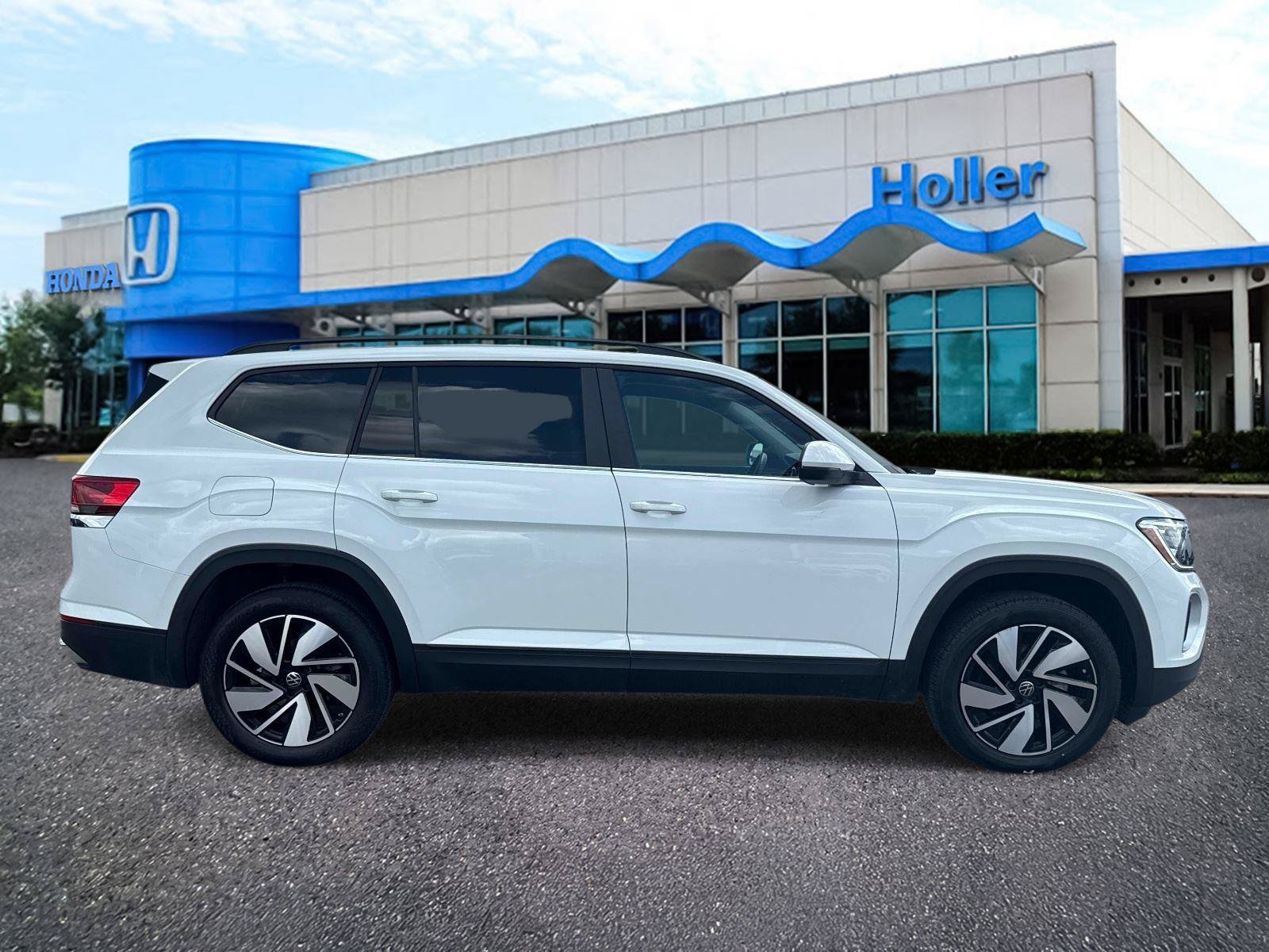 Used 2025 Volkswagen Atlas SE FWD image 2