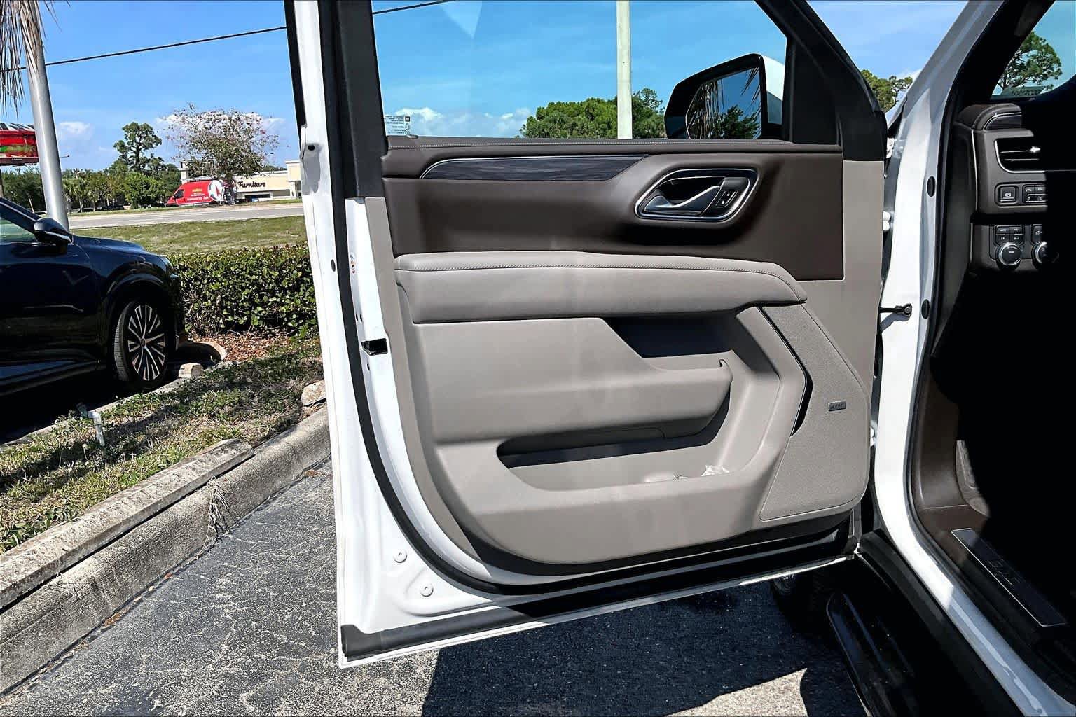 Used 2024 GMC Yukon SLT w/ SLT Luxury Package AWD/4WD image 25