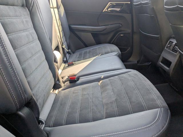 Used 2025 Mitsubishi Outlander SE AWD/4WD image 24