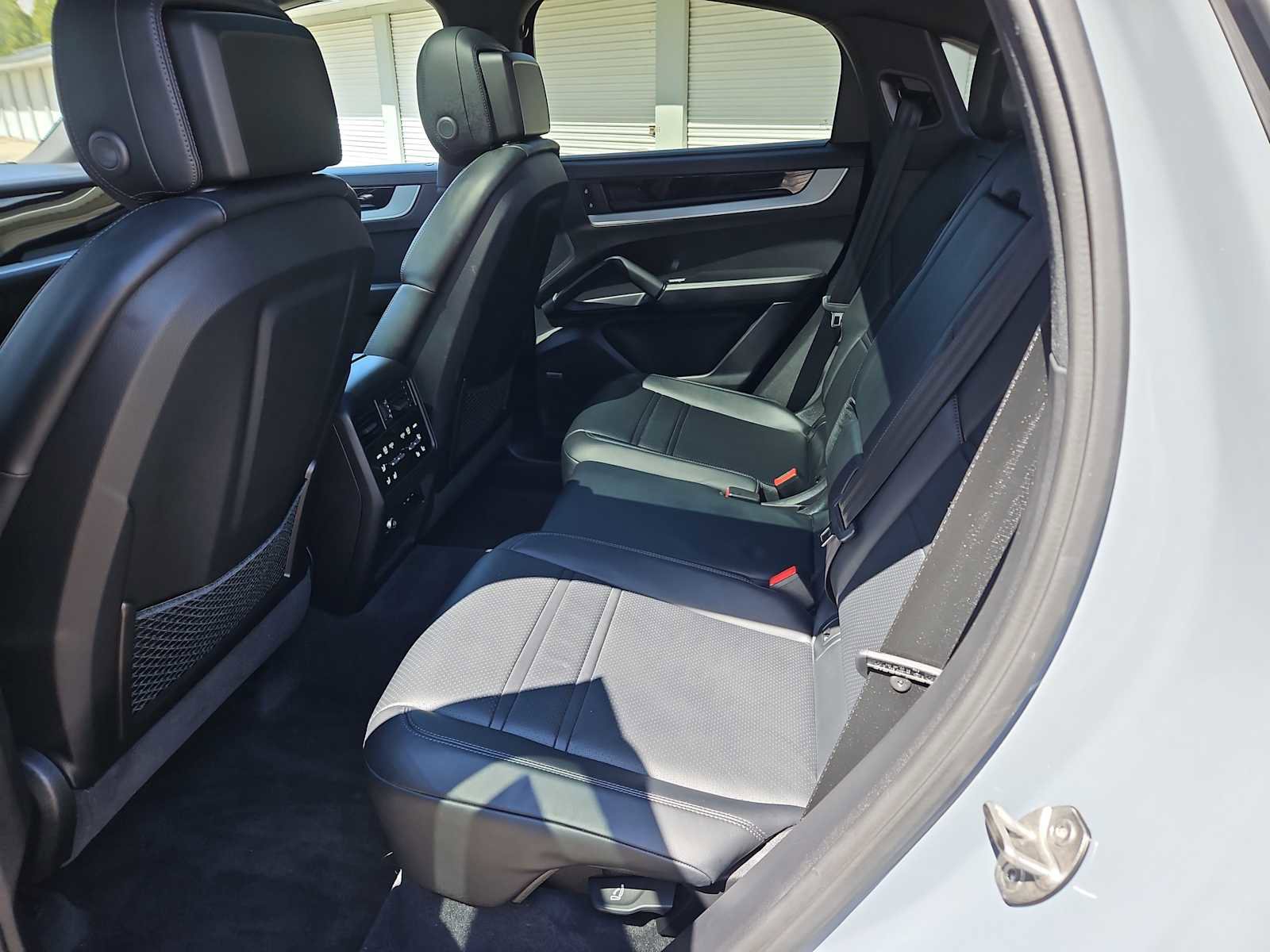 Used 2024 Porsche Cayenne Coupe AWD/4WD image 36