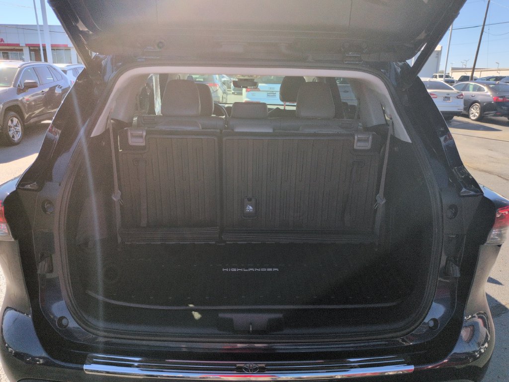 Certified 2022 Toyota Highlander XLE AWD/4WD image 23