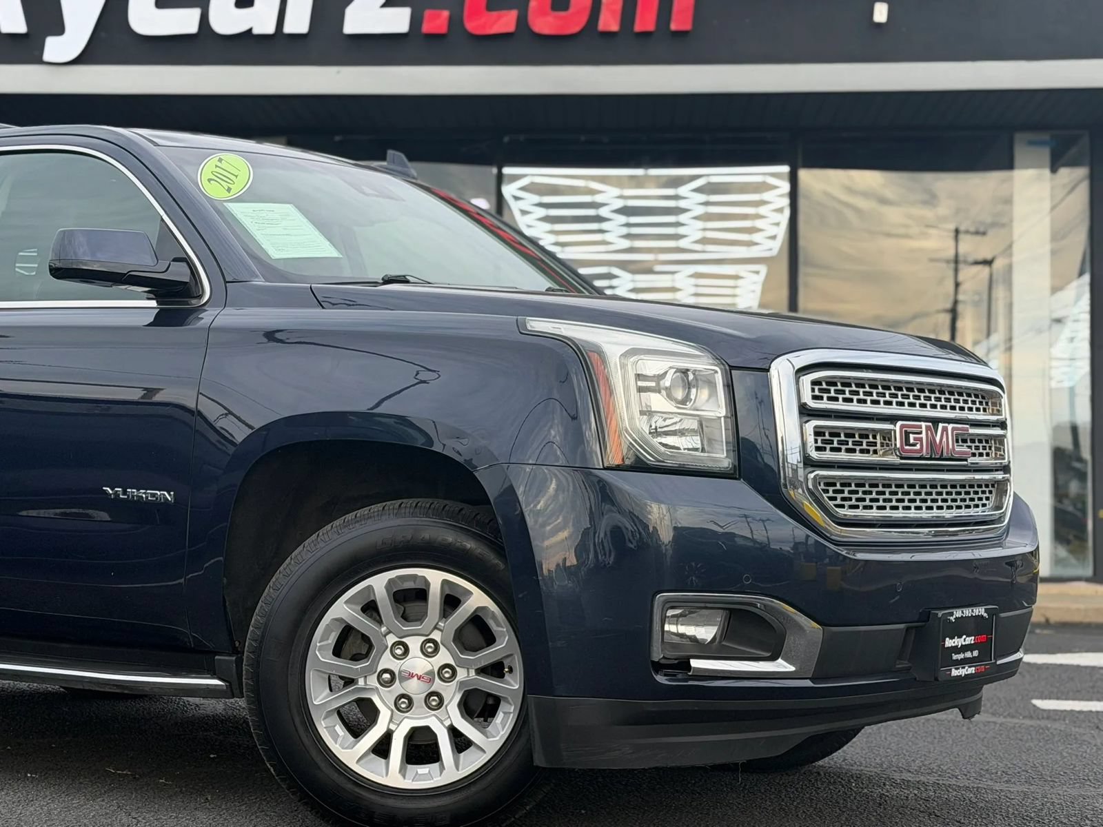 Used 2017 GMC Yukon SLT AWD/4WD image 2