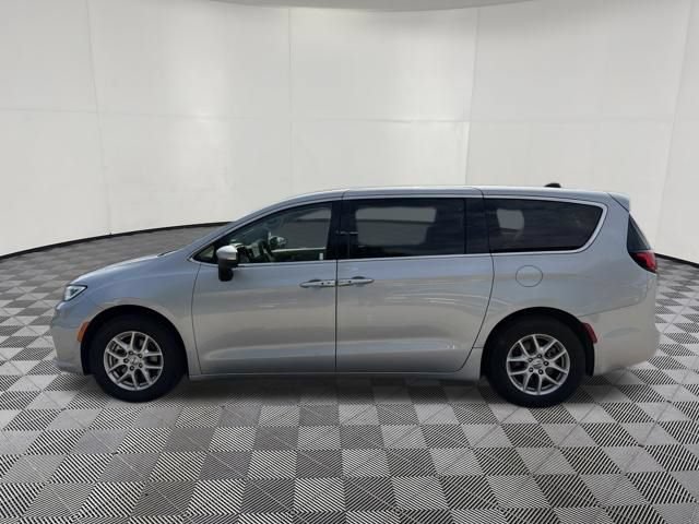 Used 2023 Chrysler Pacifica Touring-L FWD image 13