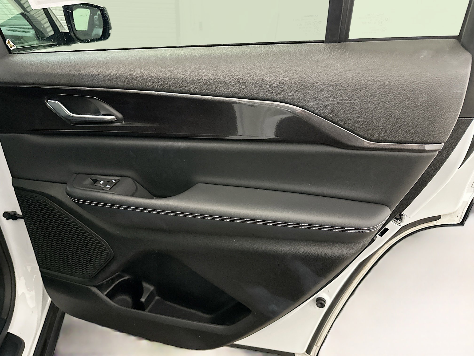 Used 2023 Jeep Grand Cherokee L Laredo image 33