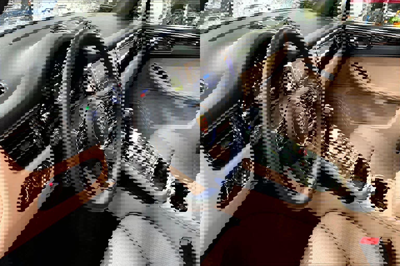 Used 2025 Porsche Macan image 17