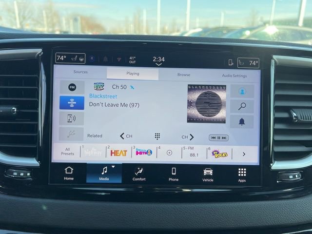 Used 2025 Chrysler Pacifica Select image 18