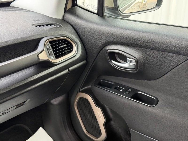 Used 2016 Jeep Renegade Latitude image 14