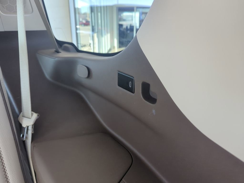 Used 2021 GMC Yukon Denali w/ Denali Premium Package image 19