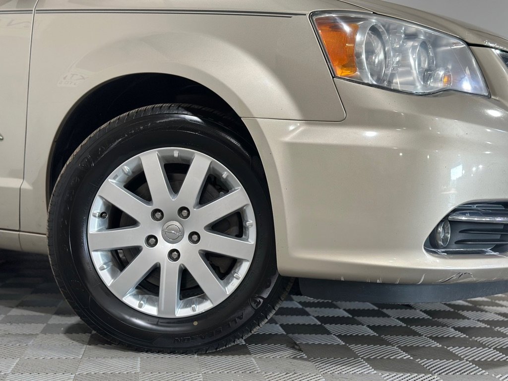 Used 2014 Chrysler Town & Country Touring image 3