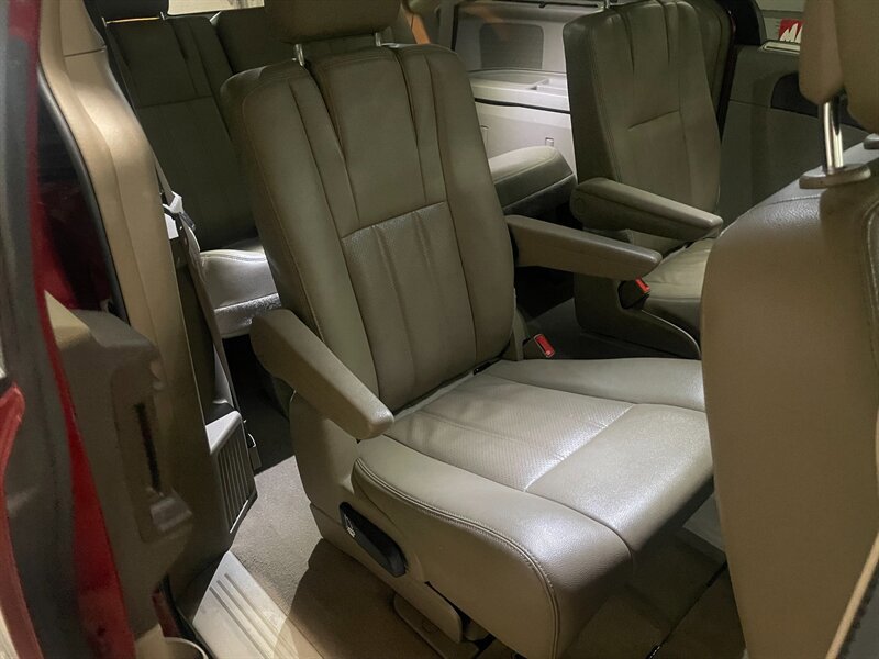 Used 2015 Chrysler Town & Country Touring-L FWD image 21