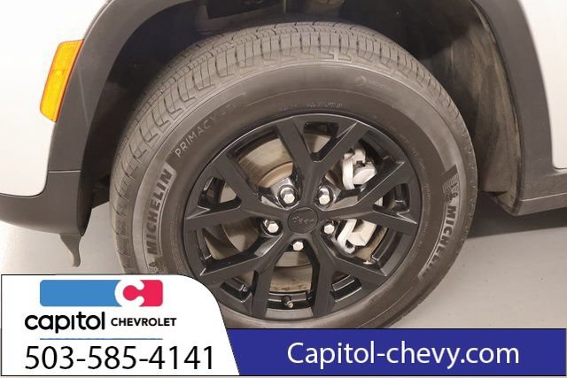 Used 2025 Jeep Grand Cherokee Altitude AWD/4WD image 8