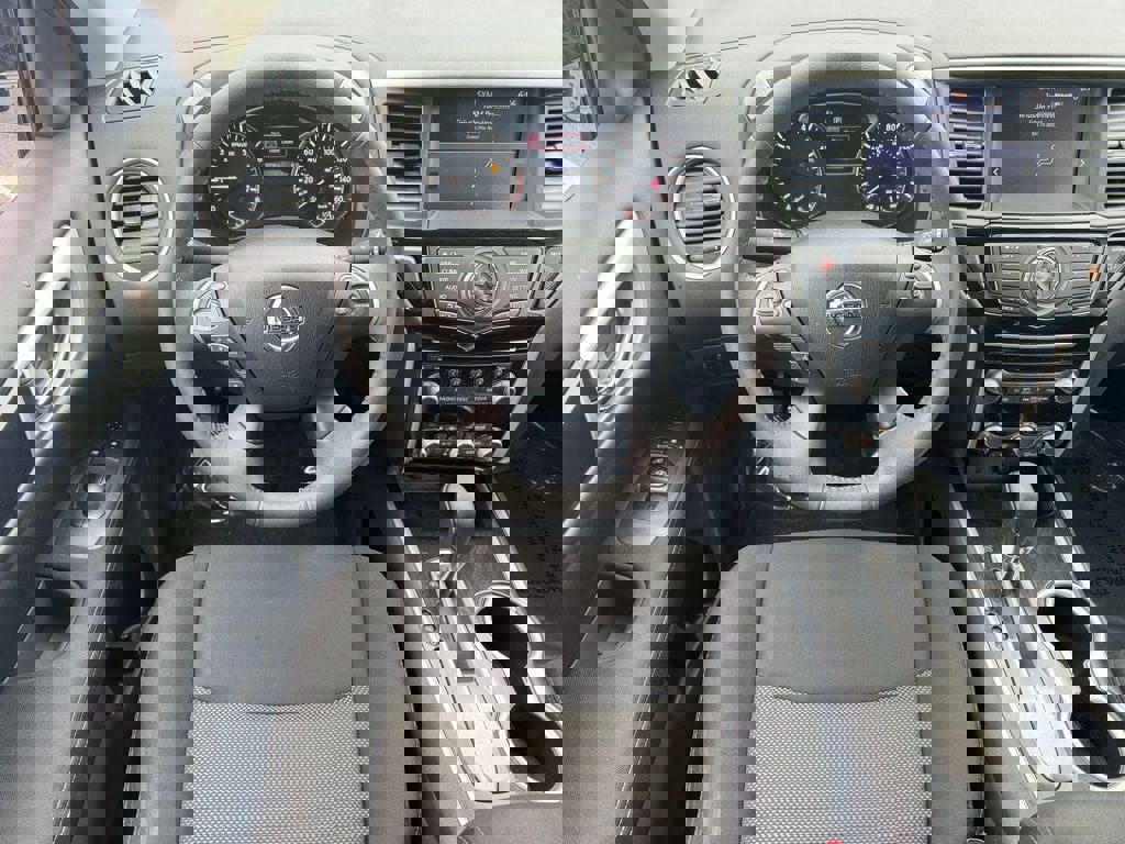 Used 2017 Nissan Pathfinder SV image 19