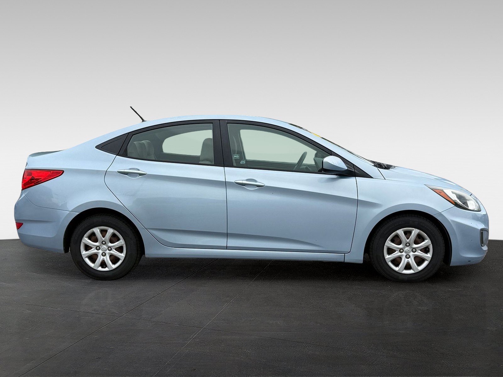 Used 2014 Hyundai Accent GLS FWD image 4