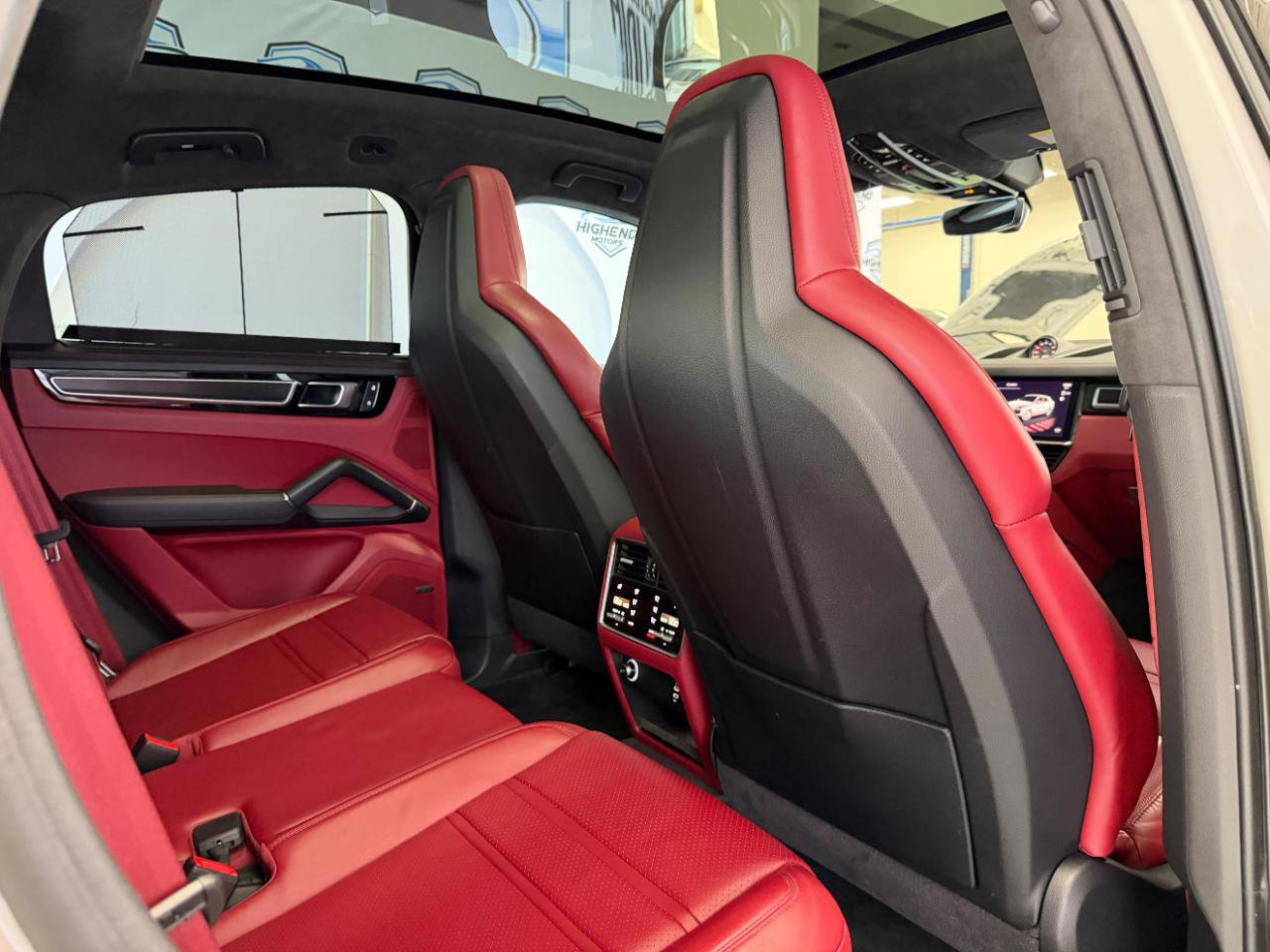 Used 2022 Porsche Cayenne GTS AWD/4WD image 23