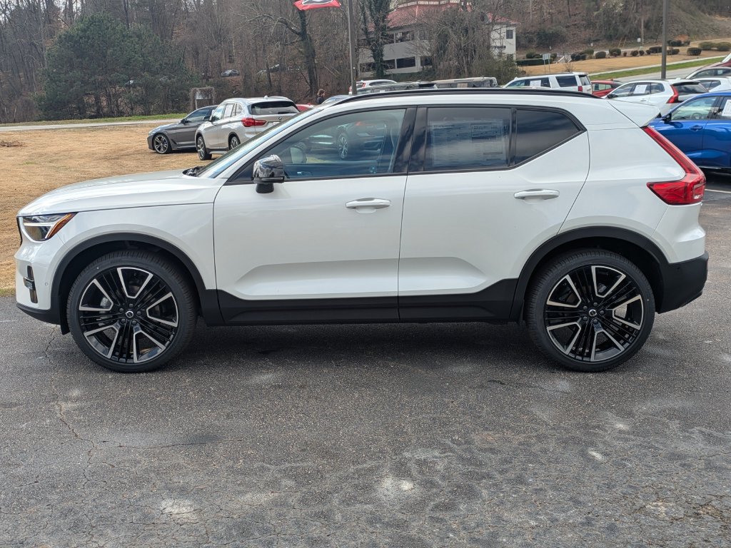 New 2026 Volvo XC40 B4 Plus w/ Climate Package FWD image 3