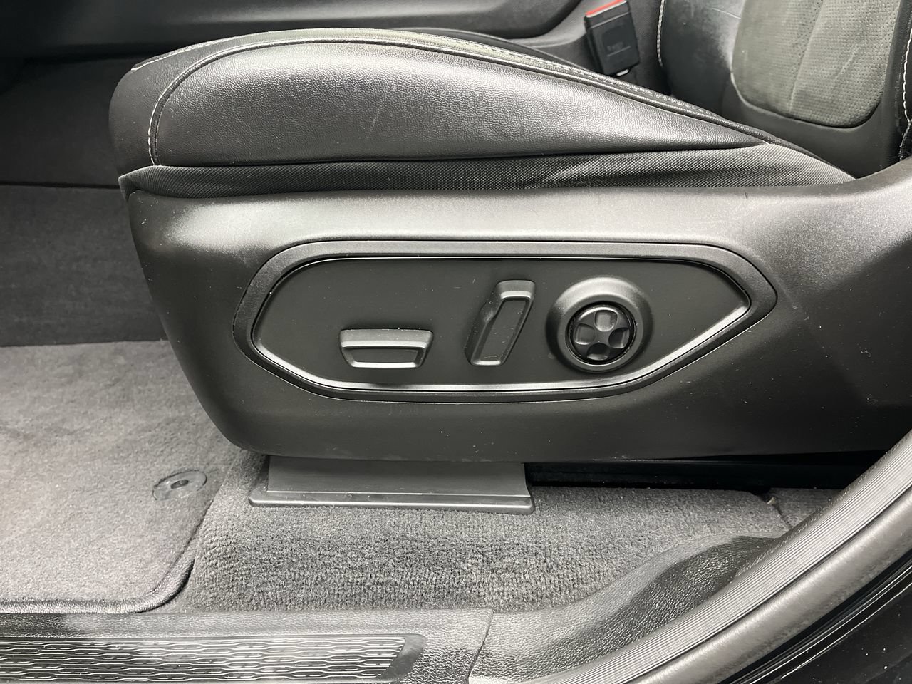 Used 2022 Jeep Grand Cherokee Altitude AWD/4WD image 9