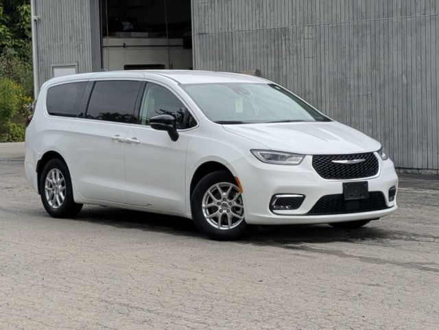 Used 2024 Chrysler Pacifica Touring-L FWD image 11