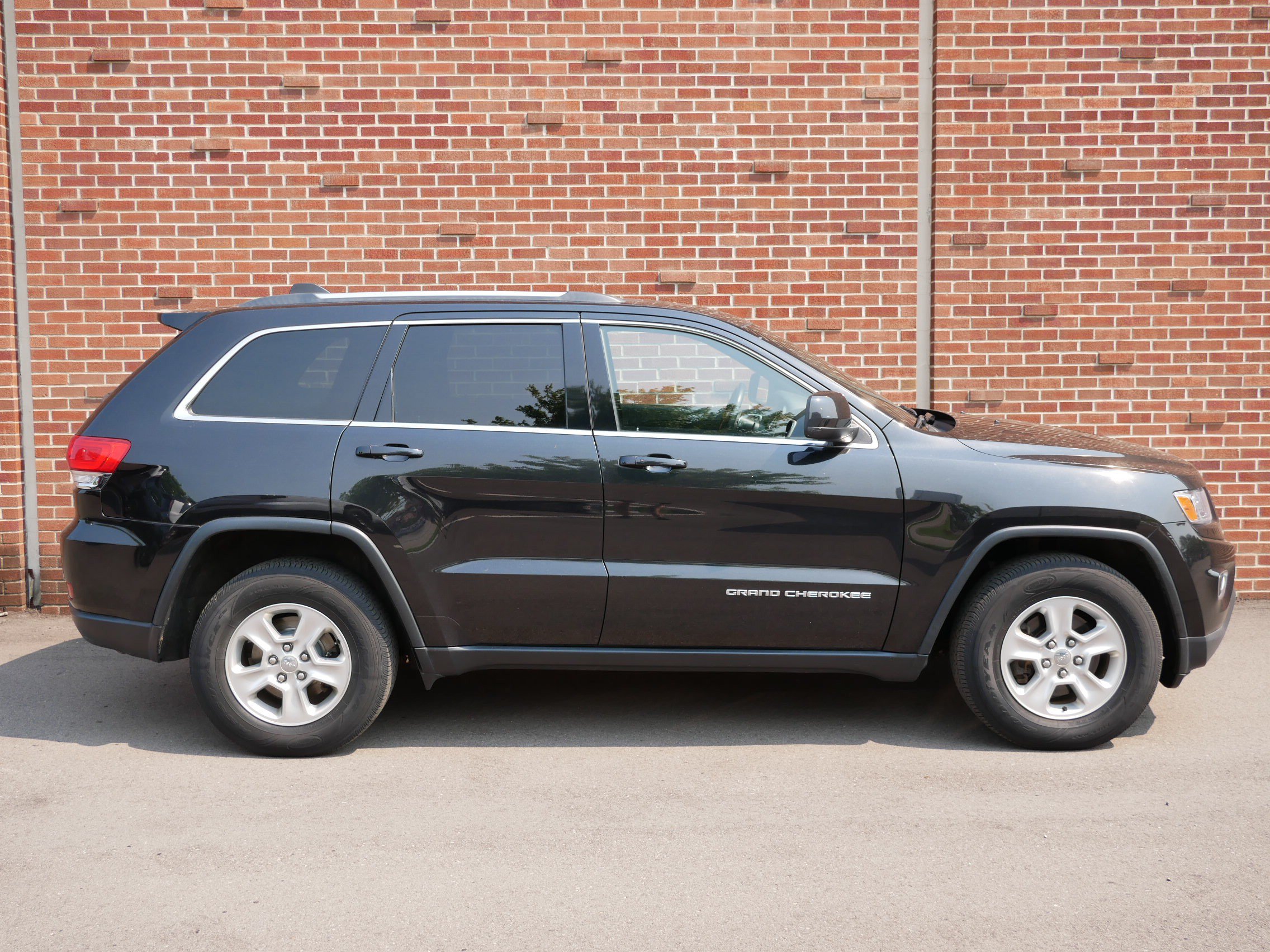 Used 2014 Jeep Grand Cherokee Laredo w/ Security & Convenience Group AWD/4WD image 26