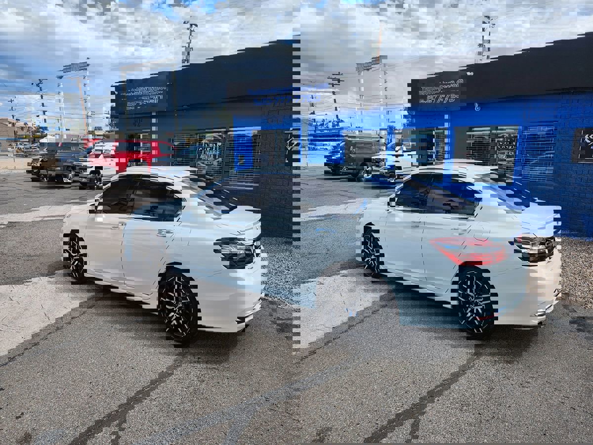 Used 2017 Honda Accord Touring image 4