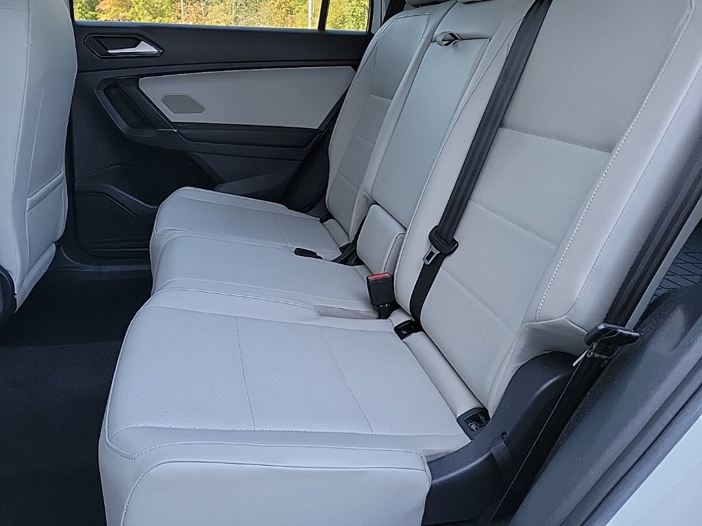 Used 2018 Volkswagen Tiguan SE w/ Panoramic Sunroof Package AWD/4WD image 13
