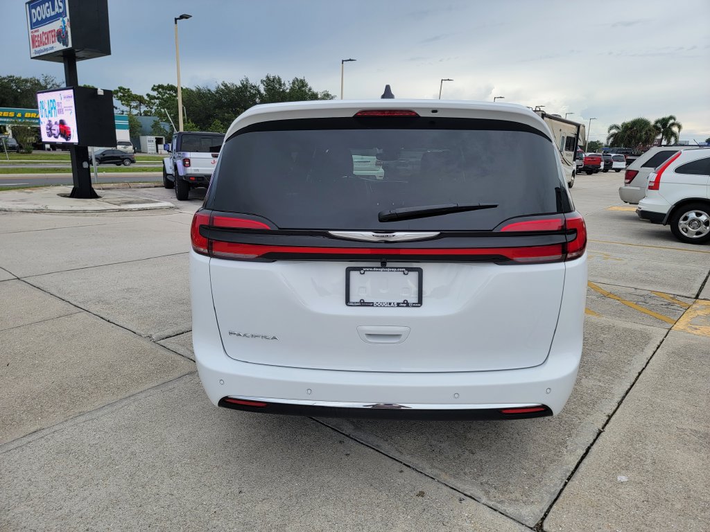 Used 2026 Chrysler Pacifica Select FWD image 4