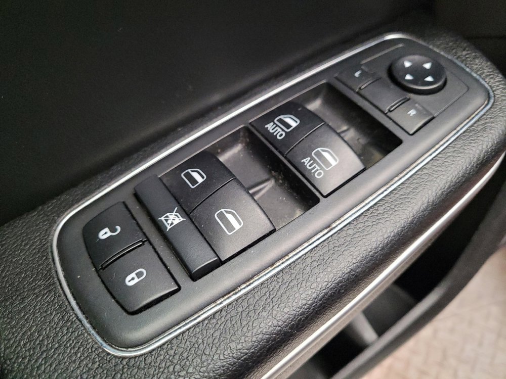 Used 2019 Chrysler 300 Limited image 27